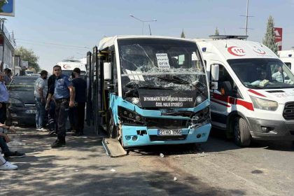 diyarbakirda-freni-patlayan-halk-otobusu-durakta-bekleyen-baska-otobuse-carpti-20-yarali