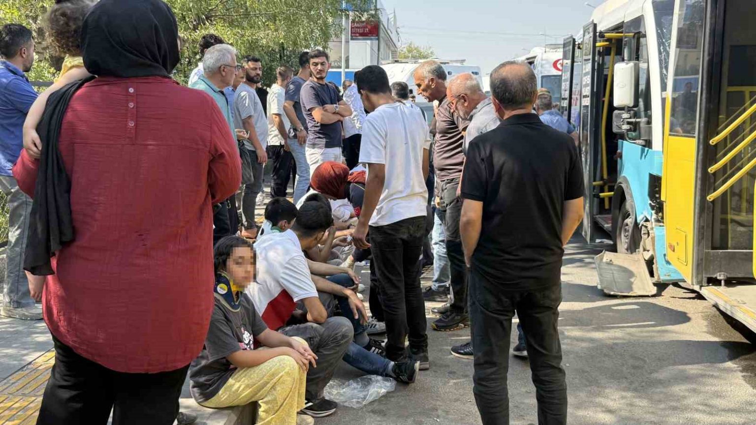 diyarbakirin-yenisehir-ilcesinde-freni-patlayan-halk-otobusunun-durakta-bekleyen-halk-otobusune-carpmasi-sonucu-cok-sayida-yolcu-yaralandi