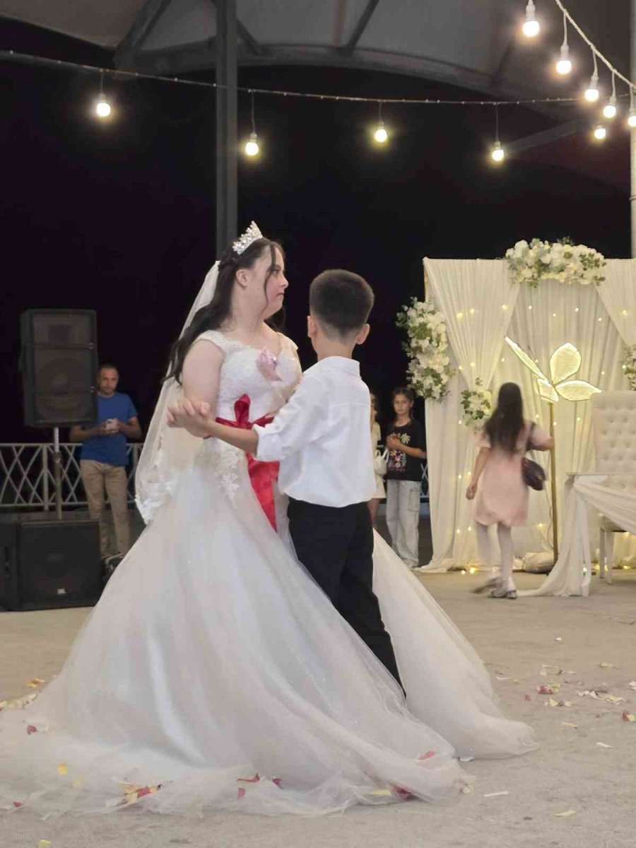 down-sendromlu-gulsumun-beyaz-gelinlik-hayali-gercek-oldu