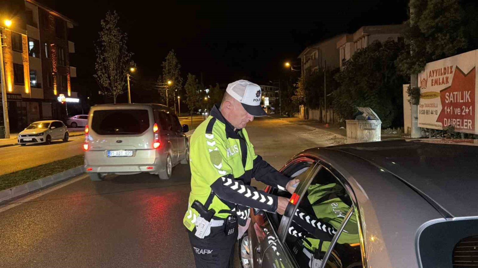 duzcede-ara-sokaklarda-da-polis-ekipleri-denetimlerini-surduruyor