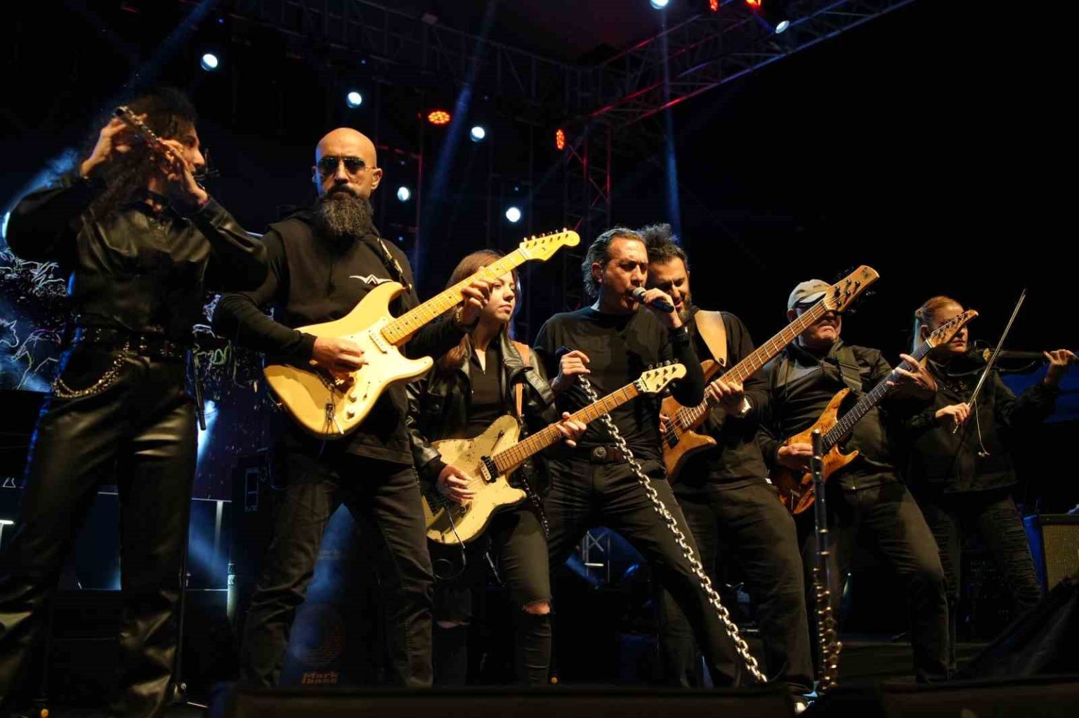 edirnede-konser-veren-kirac-gulluyu-andi