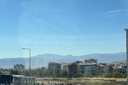 elazigda-park-halindeki-otobus-sarampole-yuvarlandi