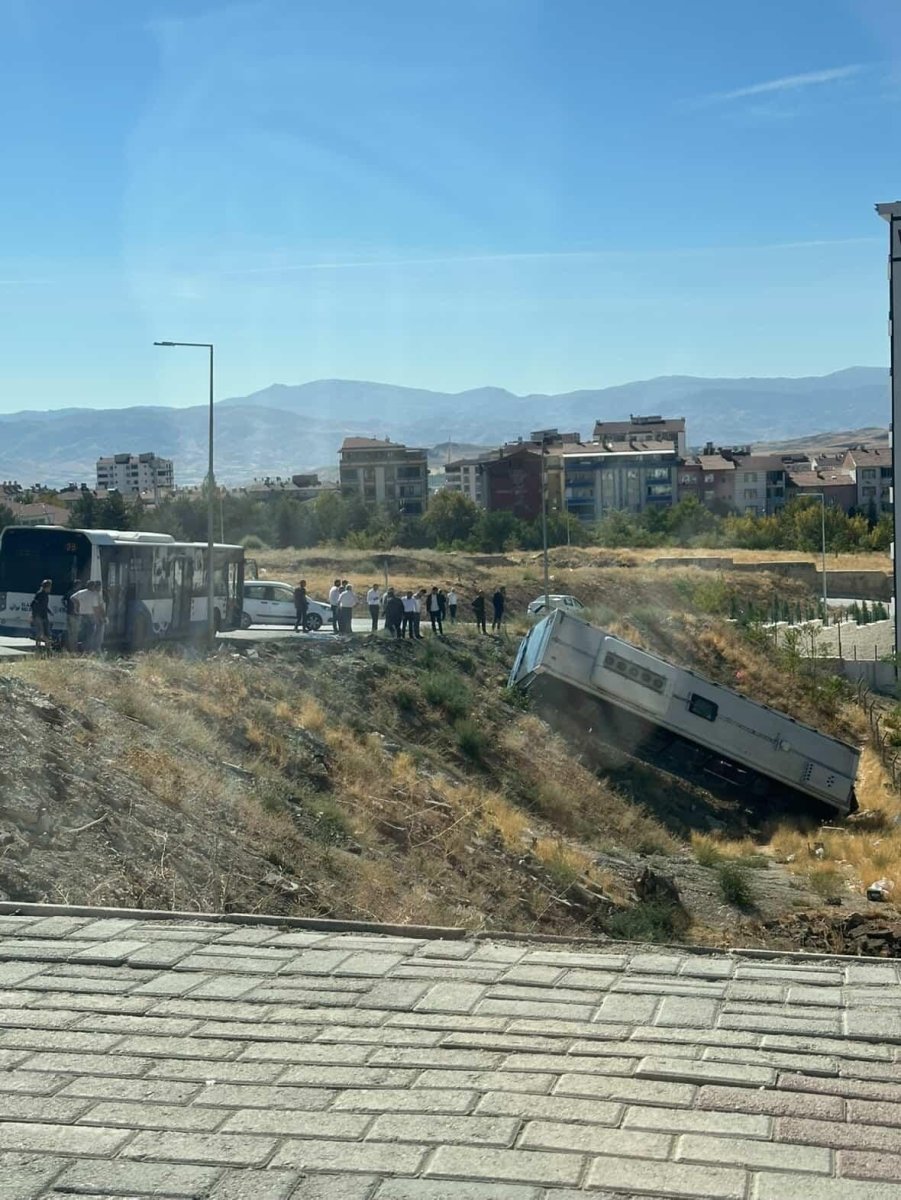 elazigda-park-halindeki-otobus-sarampole-yuvarlandi