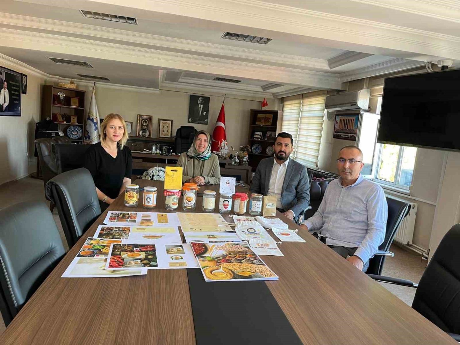 gedizde-egitim-ve-is-dunyasi-bulustu-ogrenciler-kooperatife-tasarim-destegi-verdi