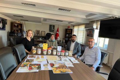 gedizde-egitim-ve-is-dunyasi-bulustu-ogrenciler-kooperatife-tasarim-destegi-verdi