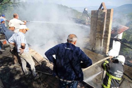 hisarcikta-bir-evde-cikan-yangin-ormana-sicramadan-sonduruldu