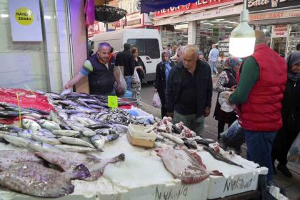 karadenizdeki-olumsuz-hava-balik-tezgahlarini-etkiledi