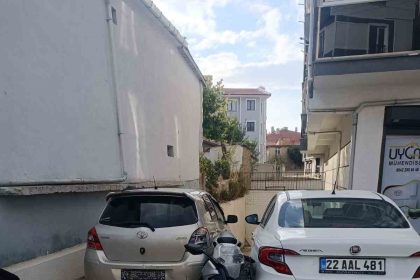 kesanda-4-otomobile-carpan-motosiklet-surucusu-yaralandi