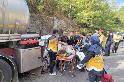 kontrolden-cikan-otomobil-asit-yuklu-tankere-carpti-5-yarali