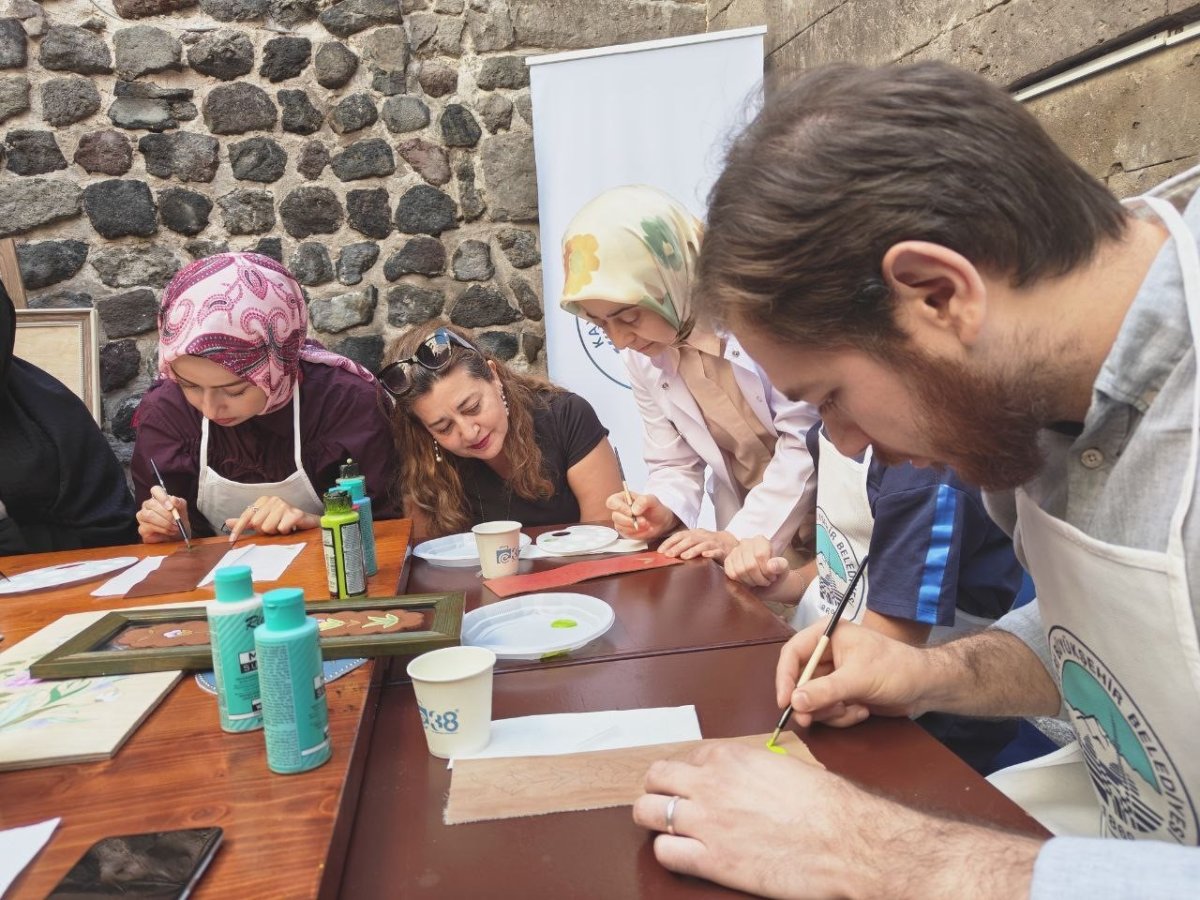 kursiyerler-geleneksel-motifleri-deri-uzerine-isledi