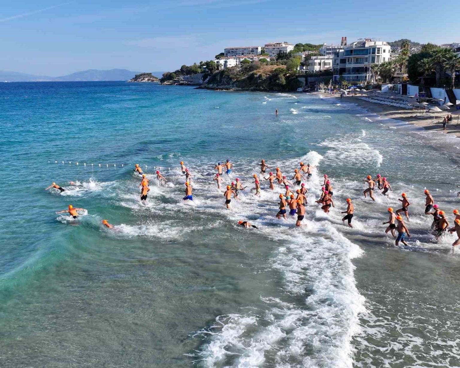 kusadasinda-kulaclar-otizmli-cocuklar-icin-atildi