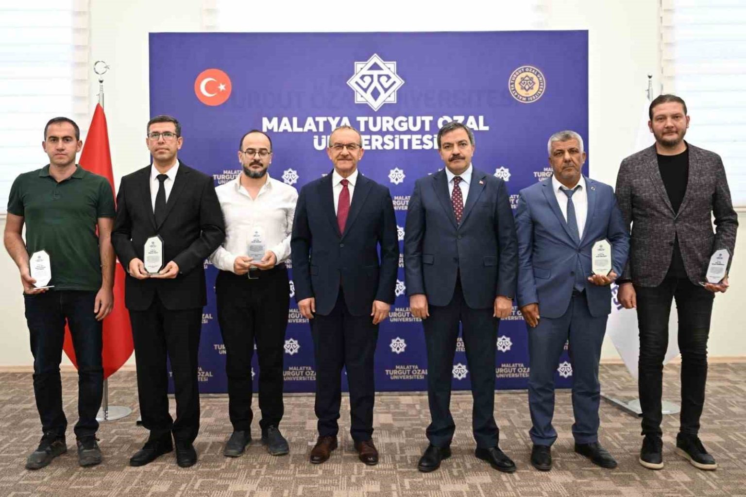 malatya-turgut-ozal-universitesinde-basarili-akademisyenler-odullendirildi