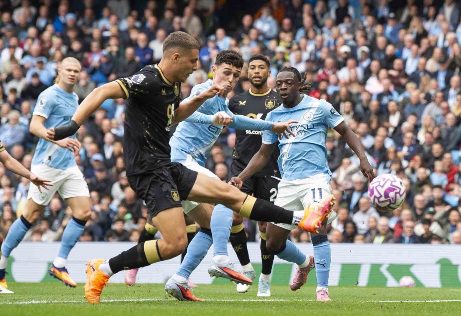 manchester-city-burnleyi-farkli-gecti
