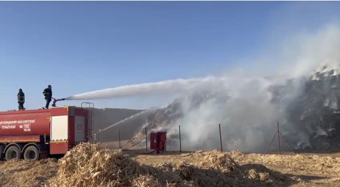 mardinde-misir-balyalarinin-bulundugu-tarlada-cikan-yangin-sonduruldu