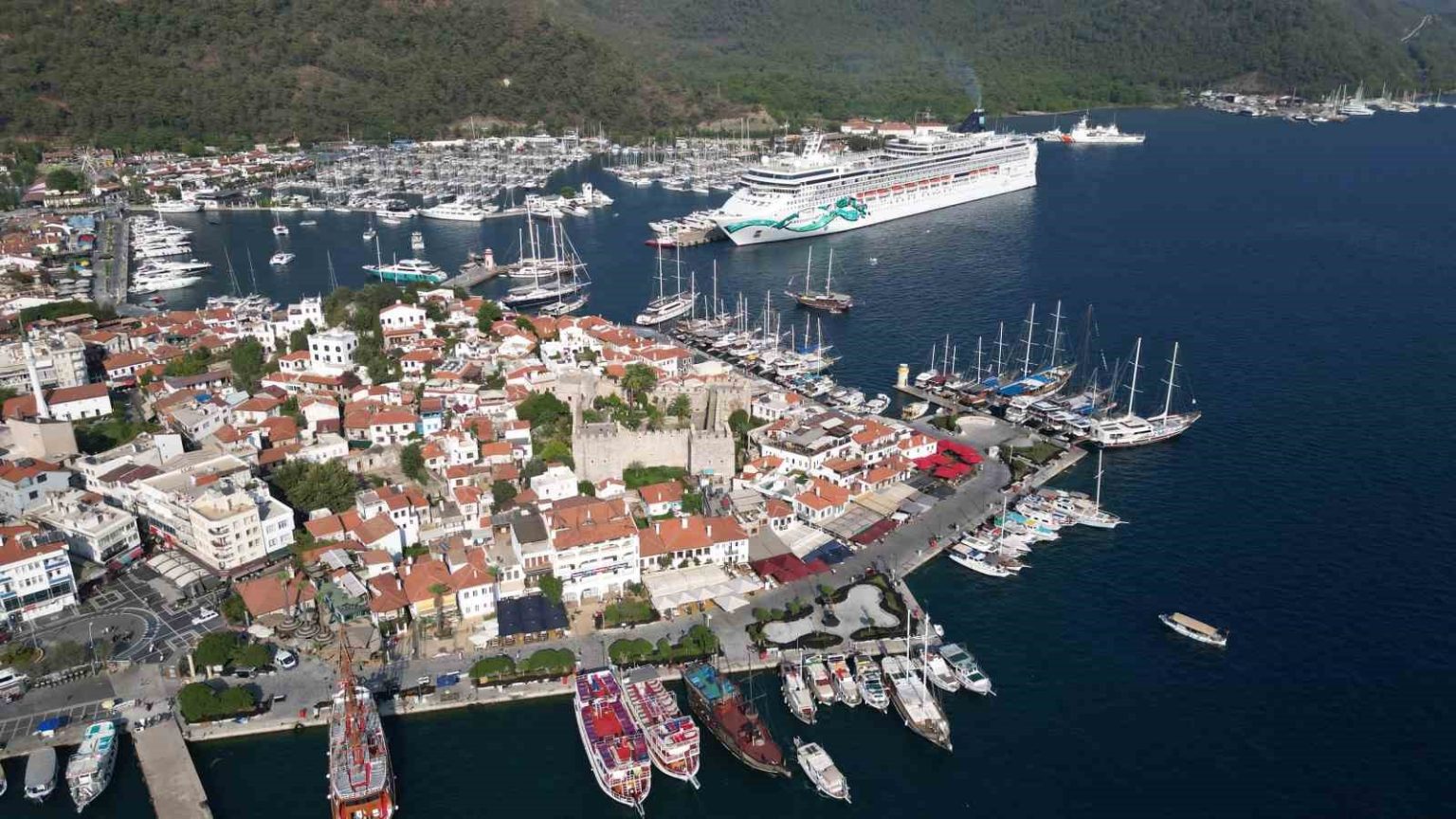 marmaris-turizmi-sezona-dolulukla-veda-ediyor