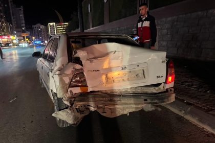 nigde-bor-otoyolunda-midibus-otomobile-arkadan-carpti-1-yarali