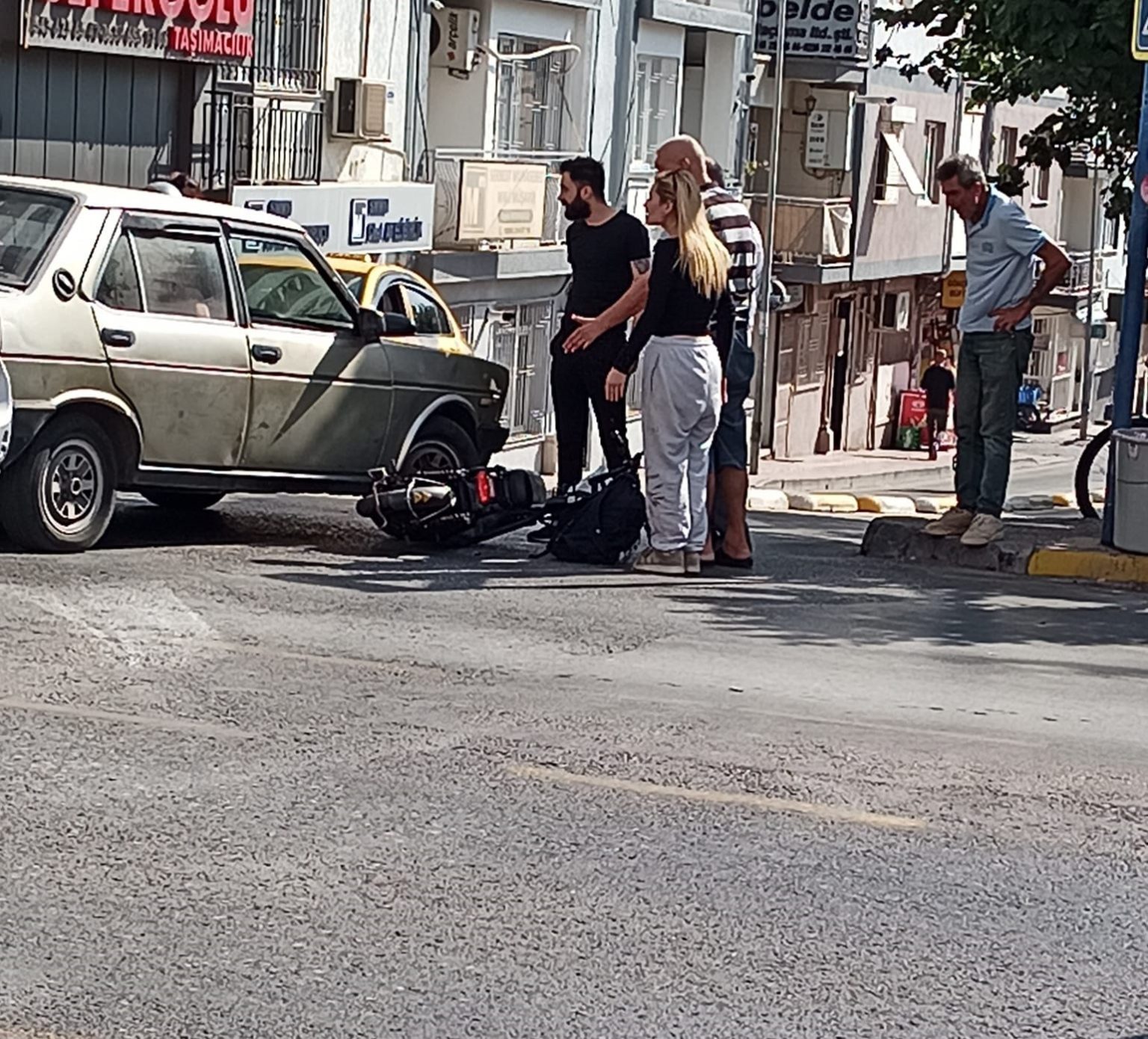 otomobil-ile-elektrikli-bisiklet-carpisti-2-yarali