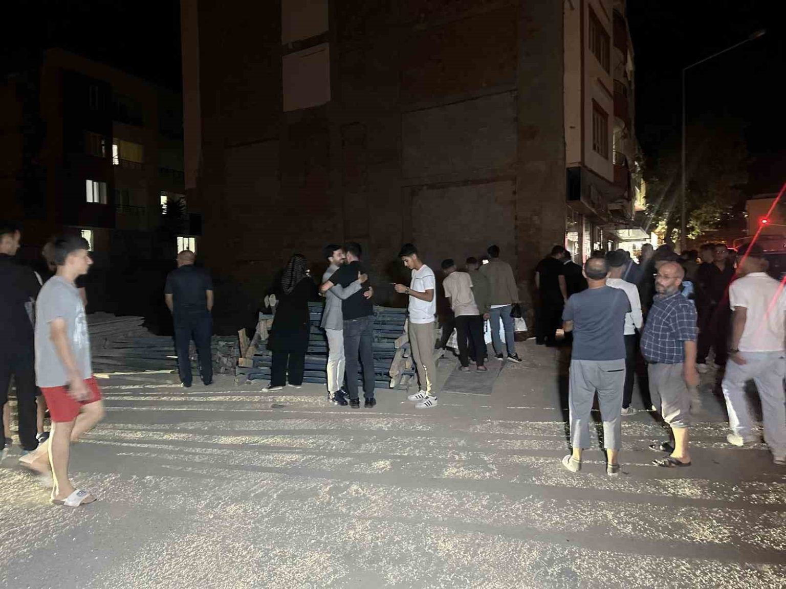 otomobil-insaat-temeline-dustu-1i-agir-4-yarali