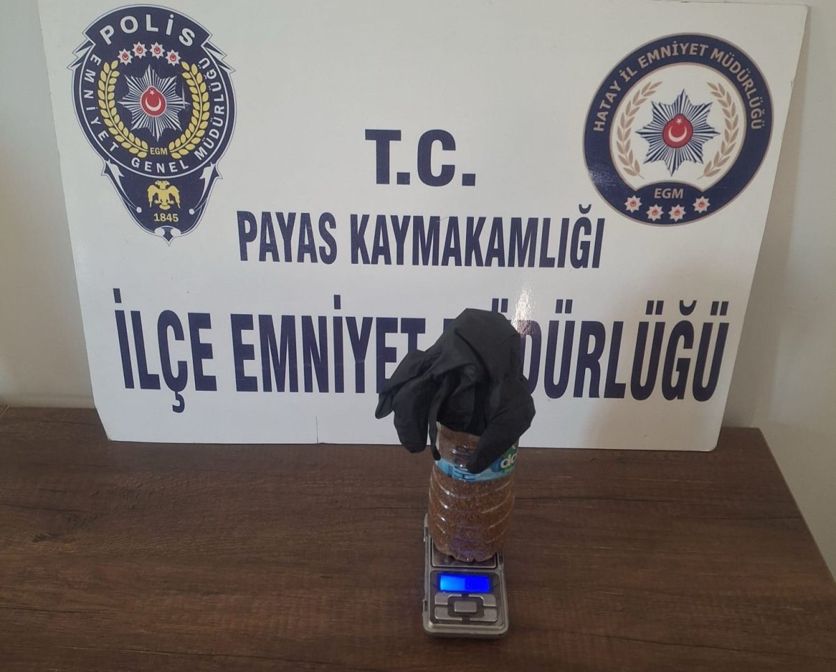 polisi-gorunce-bahceye-attigi-su-sisesinden-uyusturucu-cikti