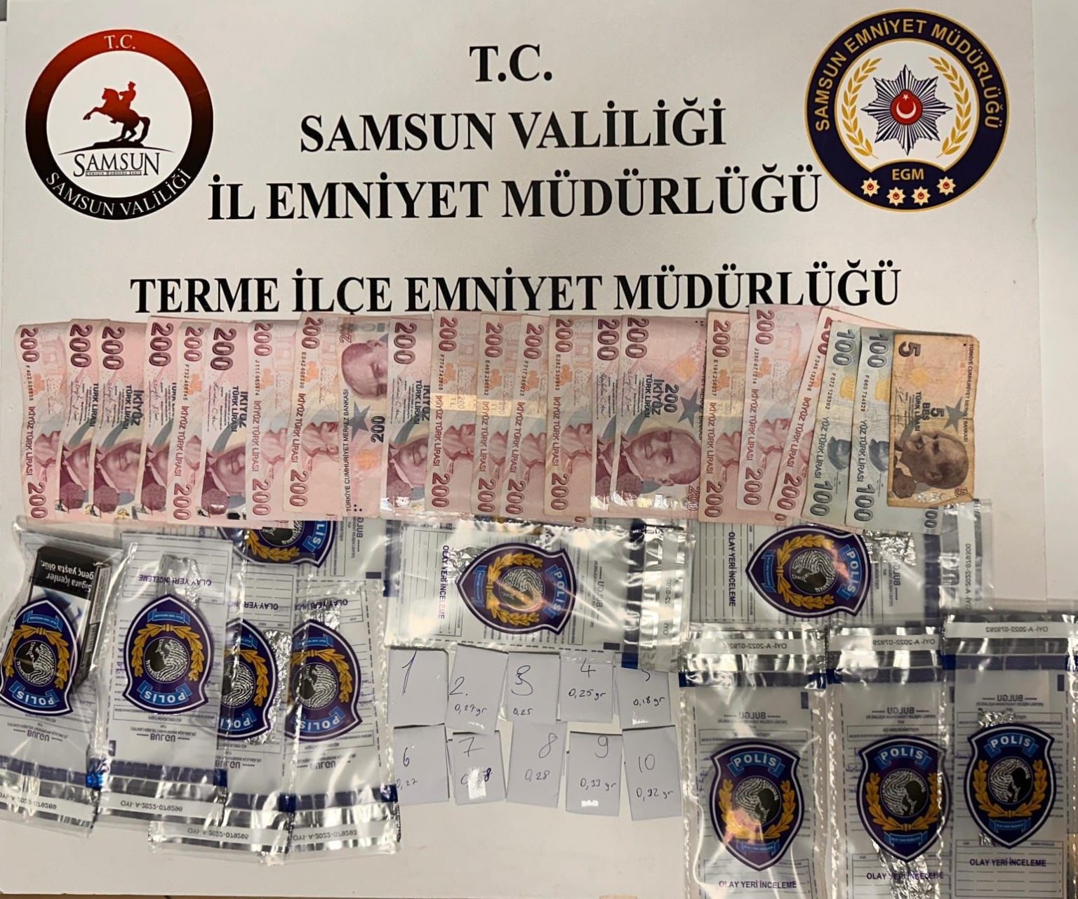 polisin-kovalamaca-sunucu-yakaladigi-aracta-uyusturucu-cikti-3-gozalti