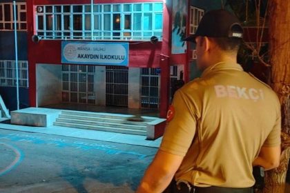 salihlide-gece-bekcileri-ogrencilerin-guvenligi-icin-nobette