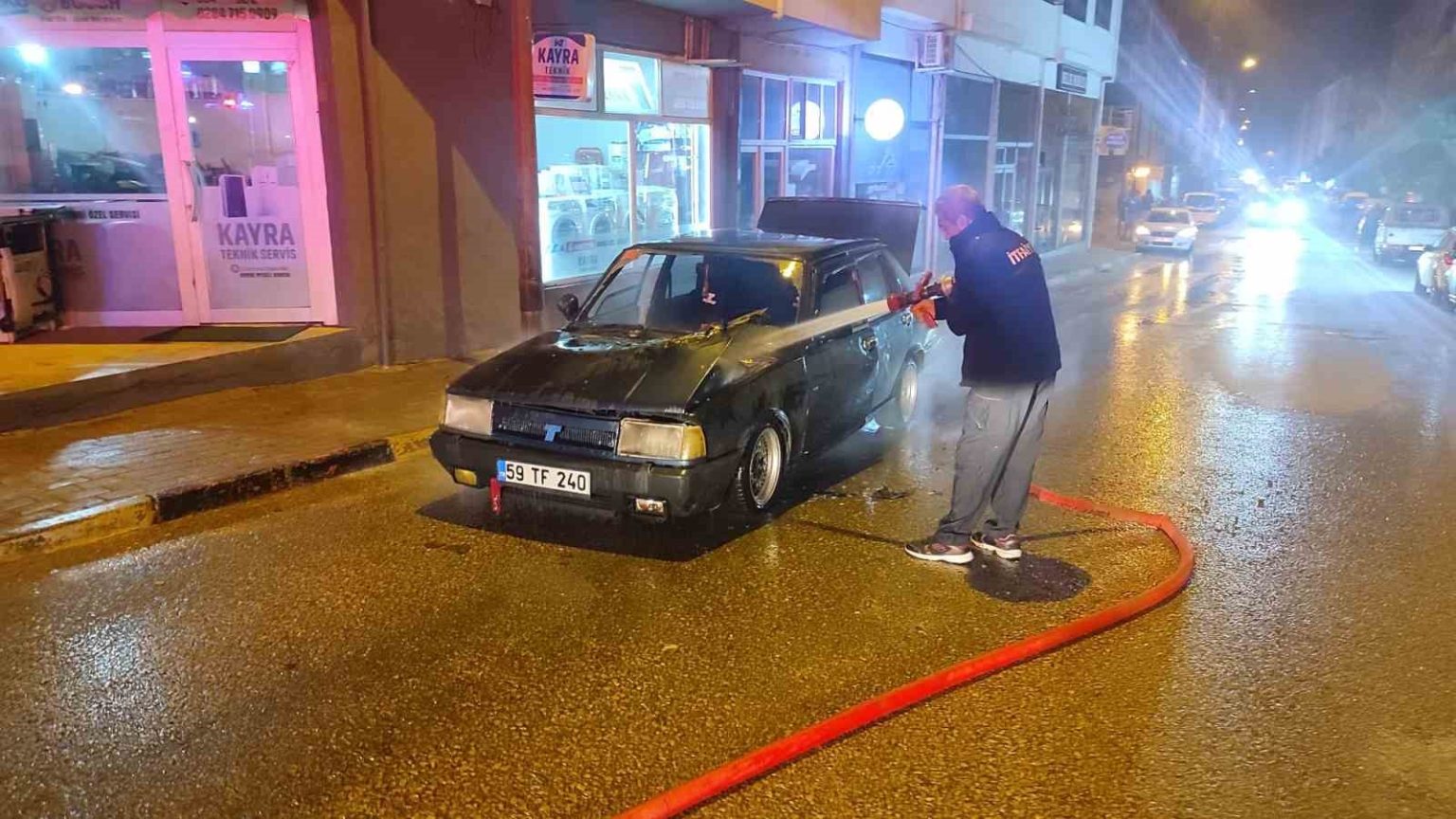 seyir-halindeki-otomobil-bir-anda-alev-topuna-dondu