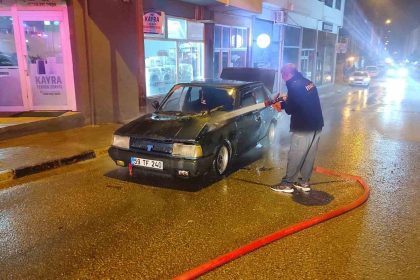 seyir-halindeki-otomobil-bir-anda-alev-topuna-dondu