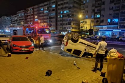 takla-atan-hafif-ticari-arac-park-halindeki-2-otomobile-carpti-3-yarali