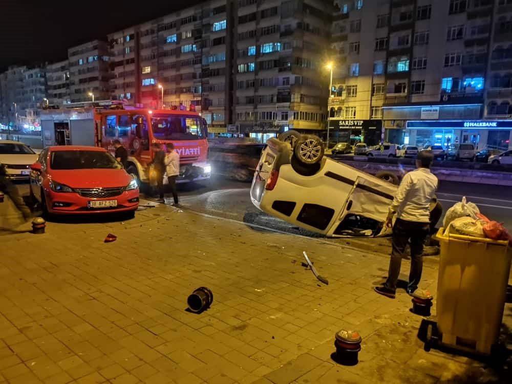 takla-atan-hafif-ticari-arac-park-halindeki-2-otomobile-carpti-3-yarali