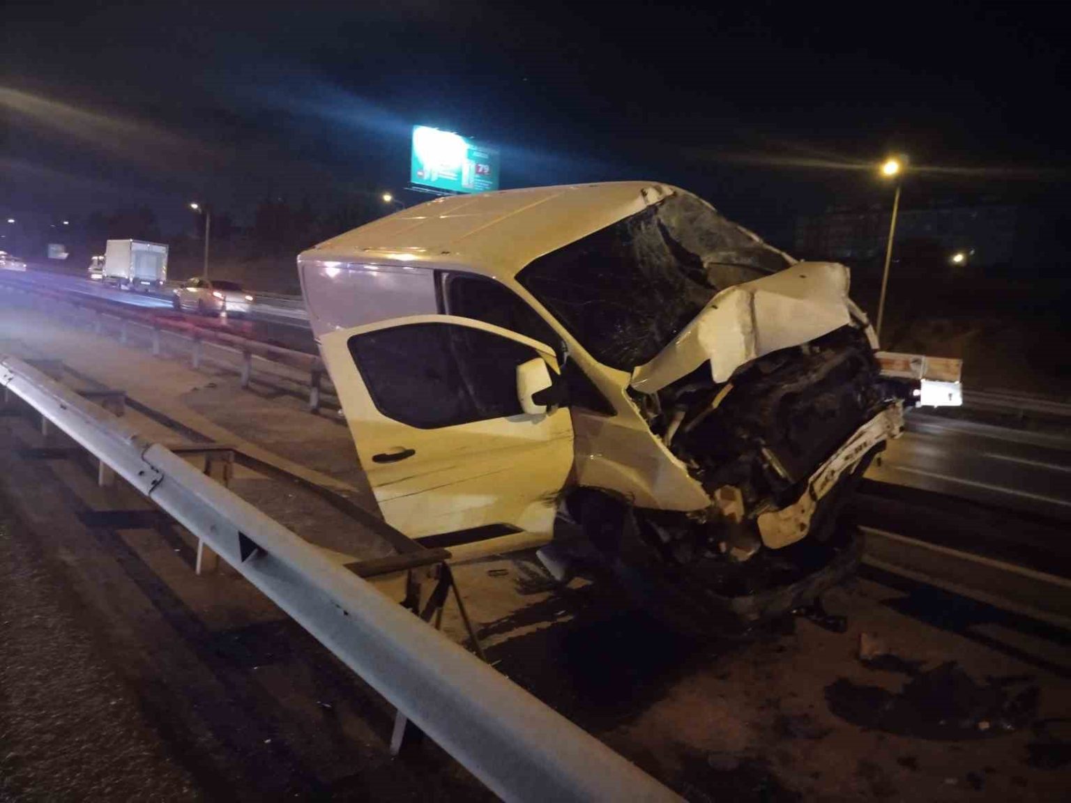 tem-otoyolunda-kontrolden-cikan-panelvan-bariyere-girdi-1-yarali