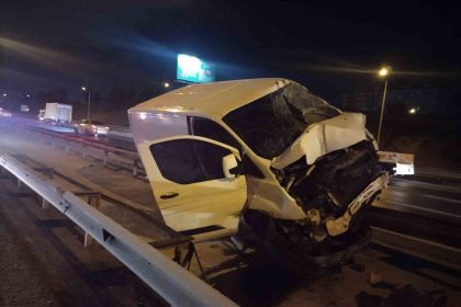 tem-otoyolunda-kontrolden-cikan-panelvan-bariyere-girdi-1-yarali