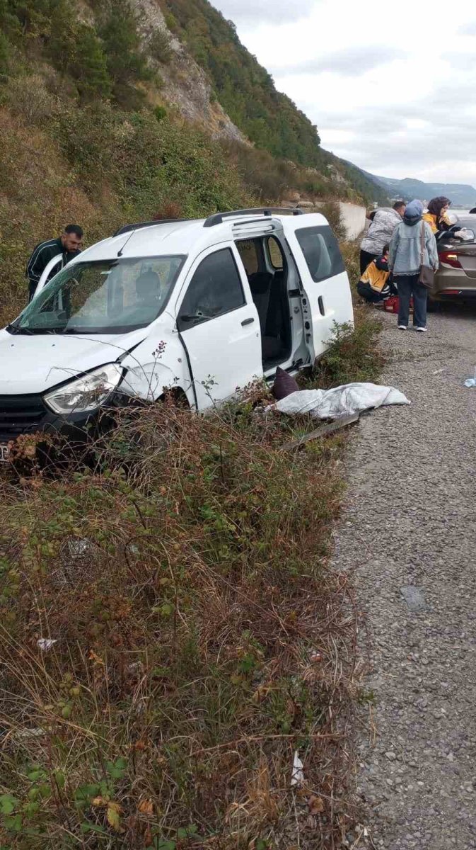 turkelide-otomobil-istinat-duvarina-carpti-3-yarali