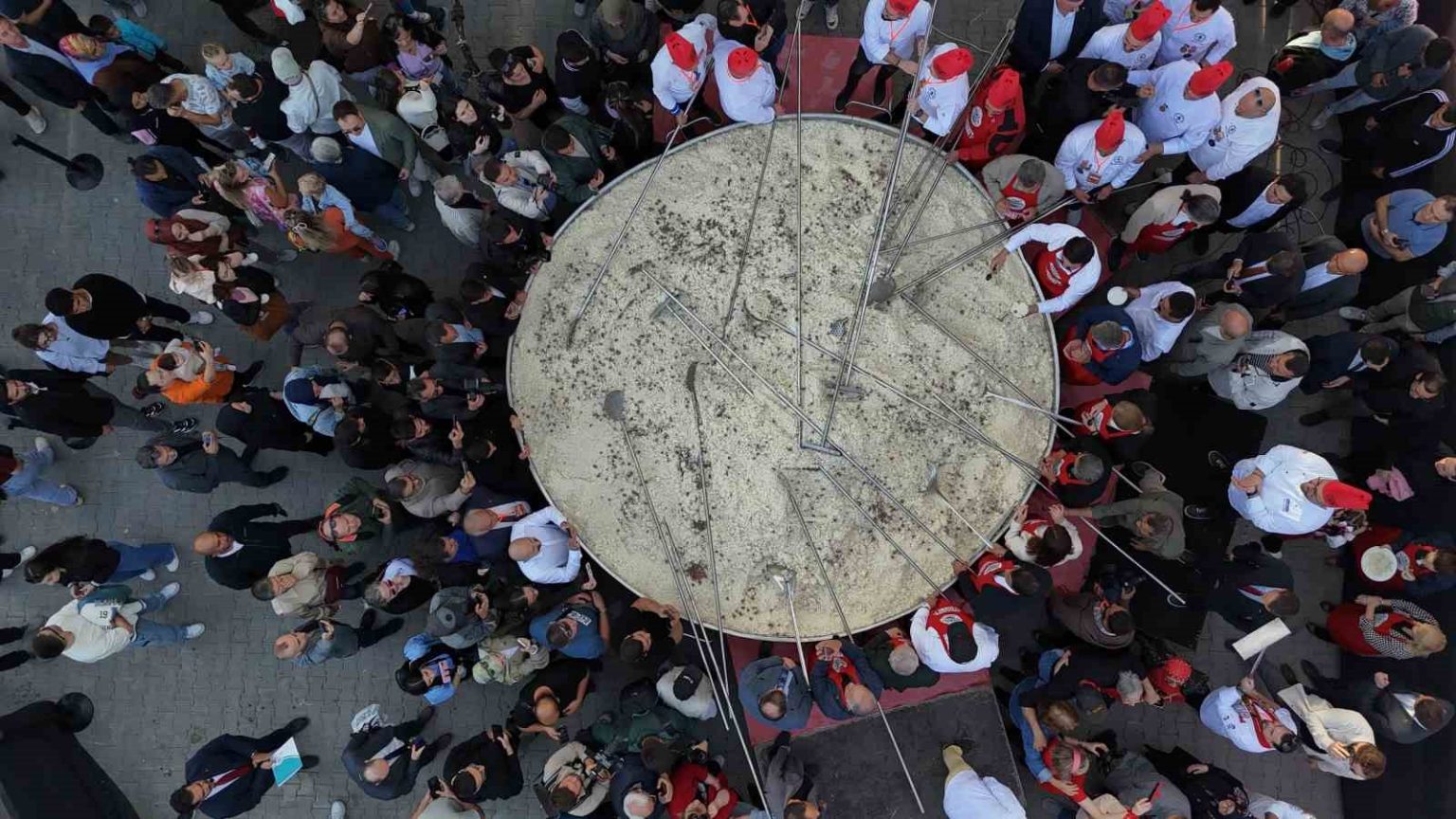 turkiyenin-en-buyuk-tenceresinde-6-ton-pilav-pisirildi