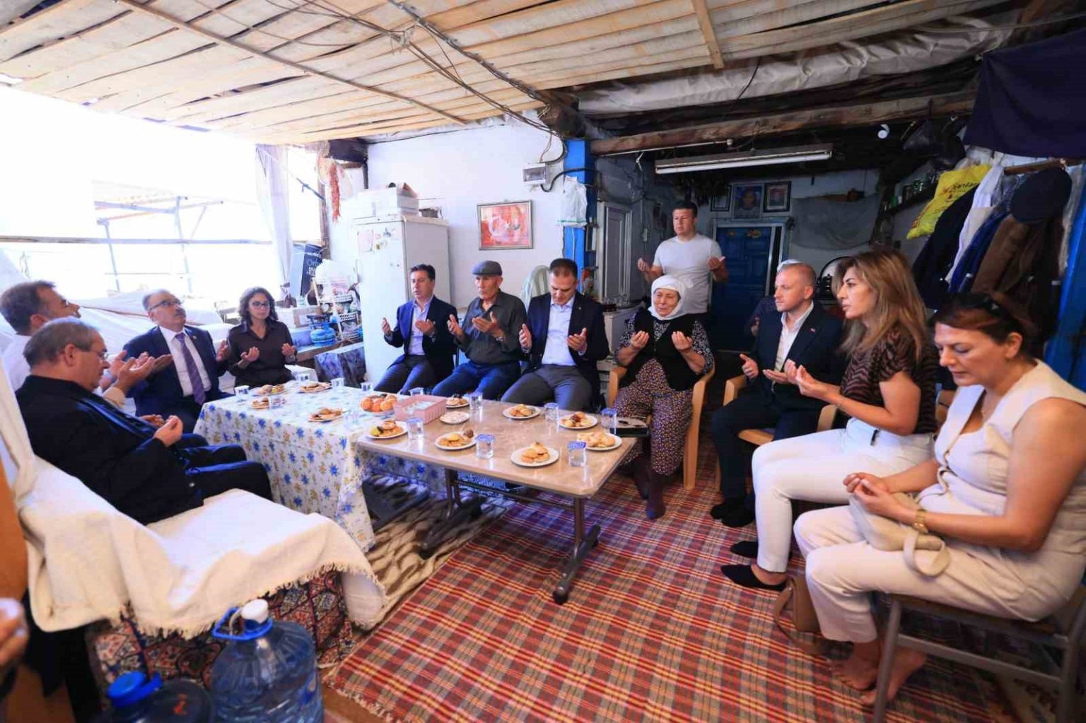 vali-akbiyik-ve-baskanlar-sehit-ailesini-ziyaret-etti