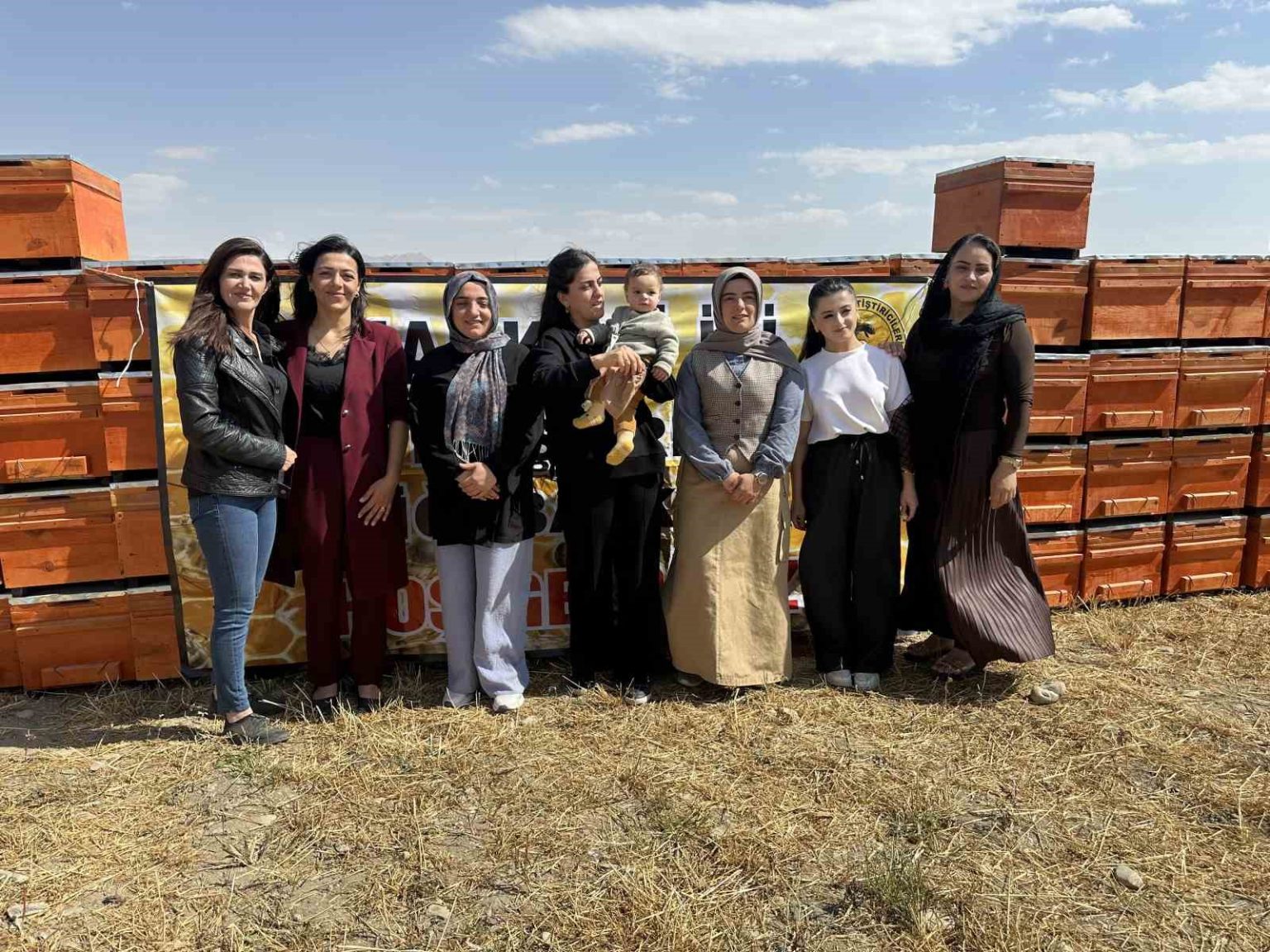 yuksekovada-ariciliga-kadin-eli-degiyor-bin-275-kovan-destegi-verildi