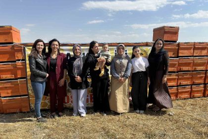 yuksekovada-ariciliga-kadin-eli-degiyor-bin-275-kovan-destegi-verildi