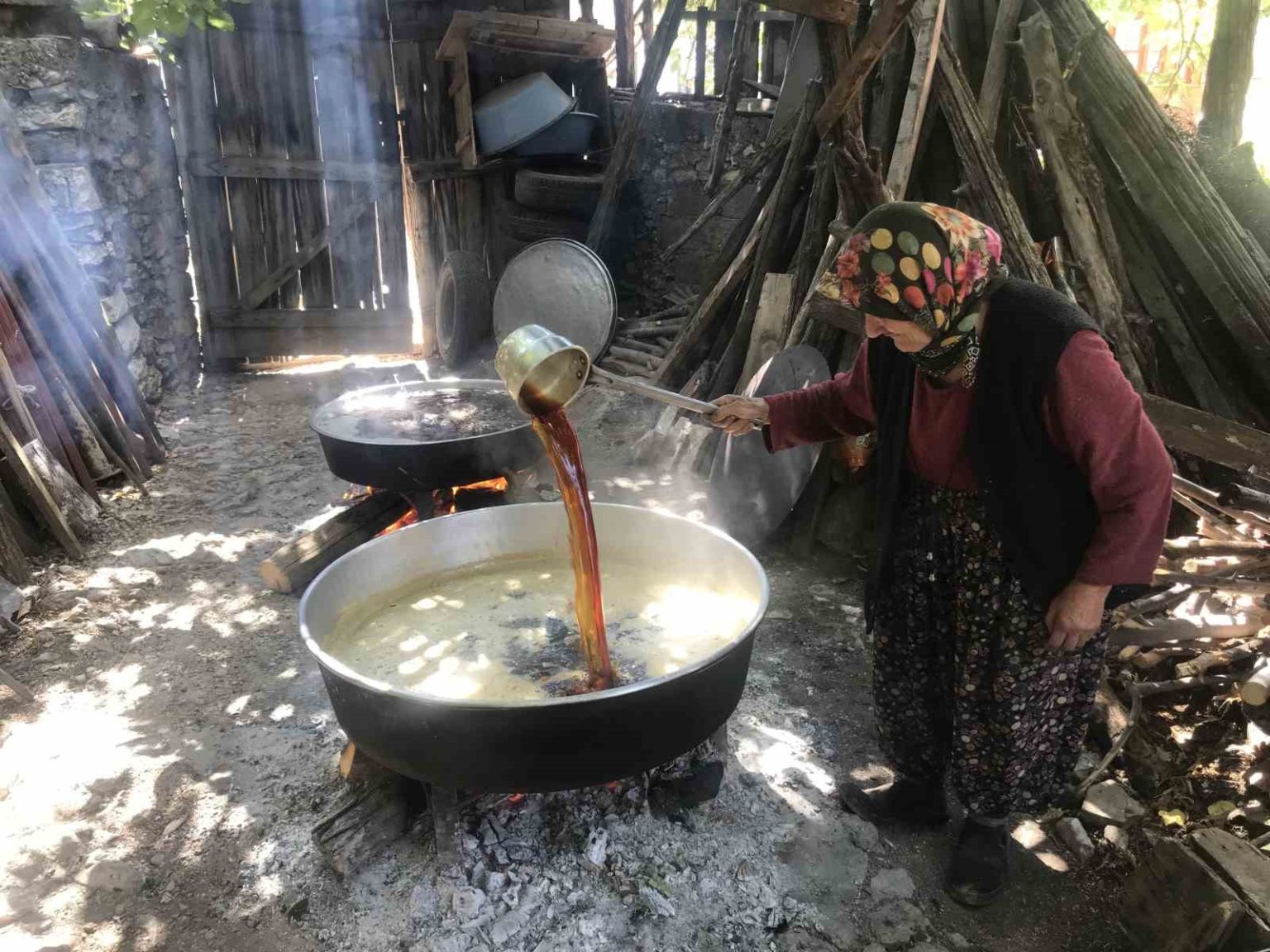 50-kiloluk-kazanlarda-1-litre-kulle-kaynatiliyor-kilosu-500-liradan-satiliyor