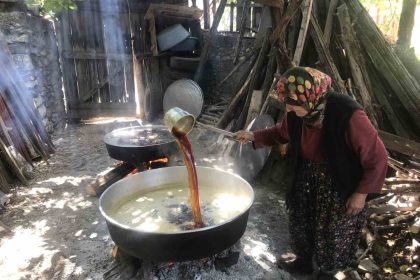 50-kiloluk-kazanlarda-1-litre-kulle-kaynatiliyor-kilosu-500-liradan-satiliyor