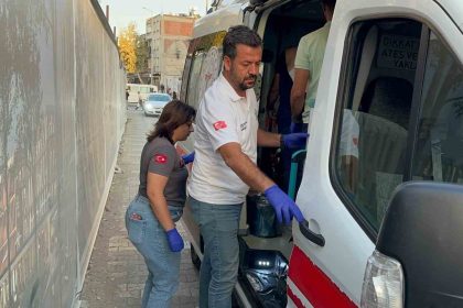 adiyamanda-sokak-ortasinda-bicakli-saldiriya-ugrayan-2-kisi-yaralandi