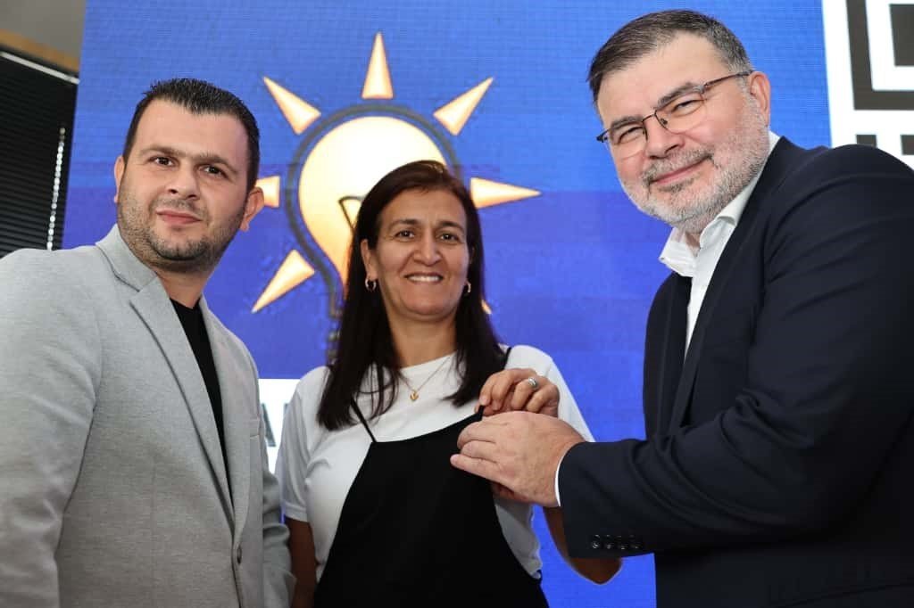 ak-partili-saygili-kemalpasada-yeni-uyelere-rozet-takti-chpden-de-katilim-var