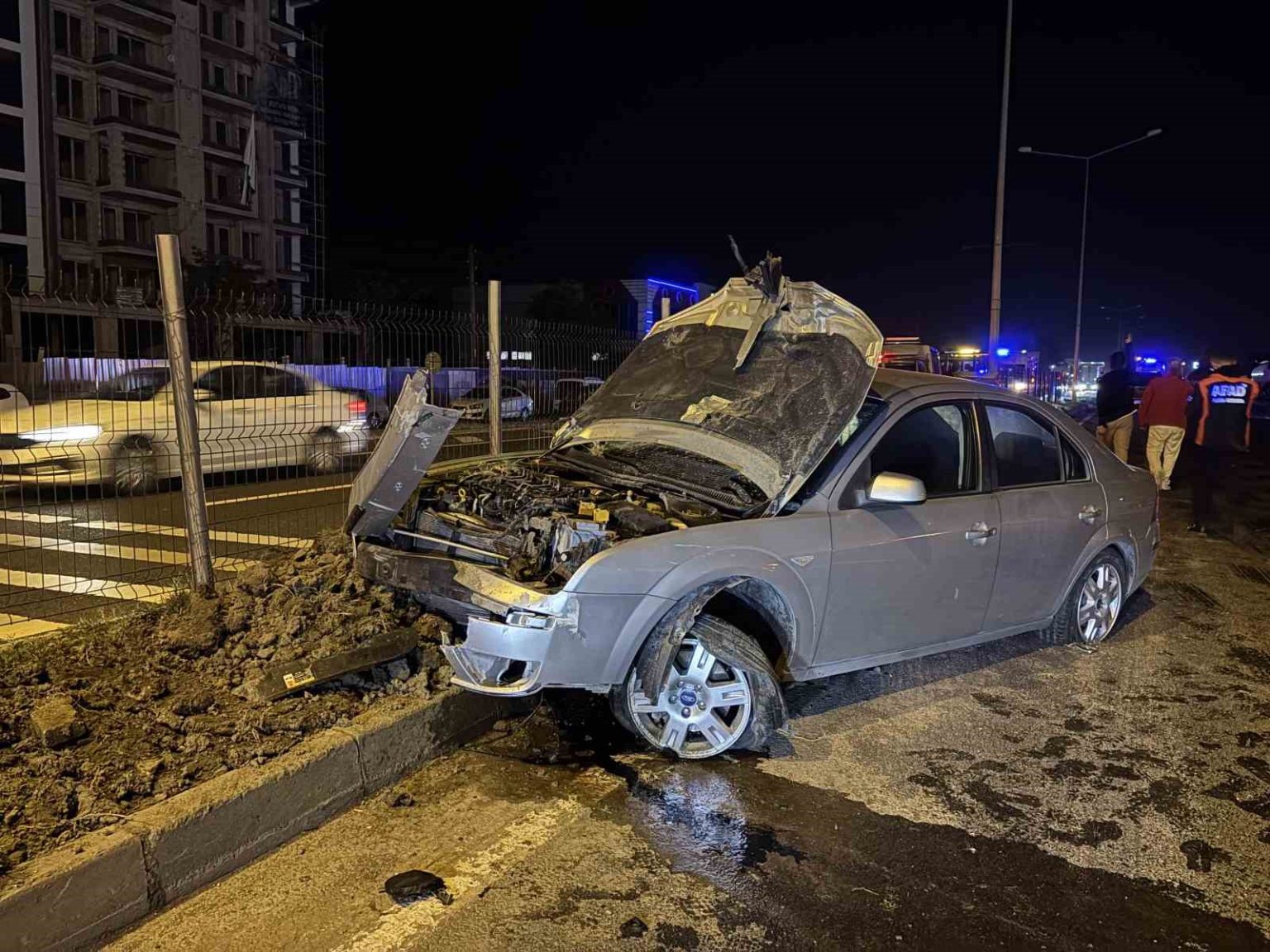 alkollu-surucu-elektrik-diregine-carpti-1-yarali