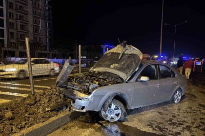 alkollu-surucu-elektrik-diregine-carpti-1-yarali