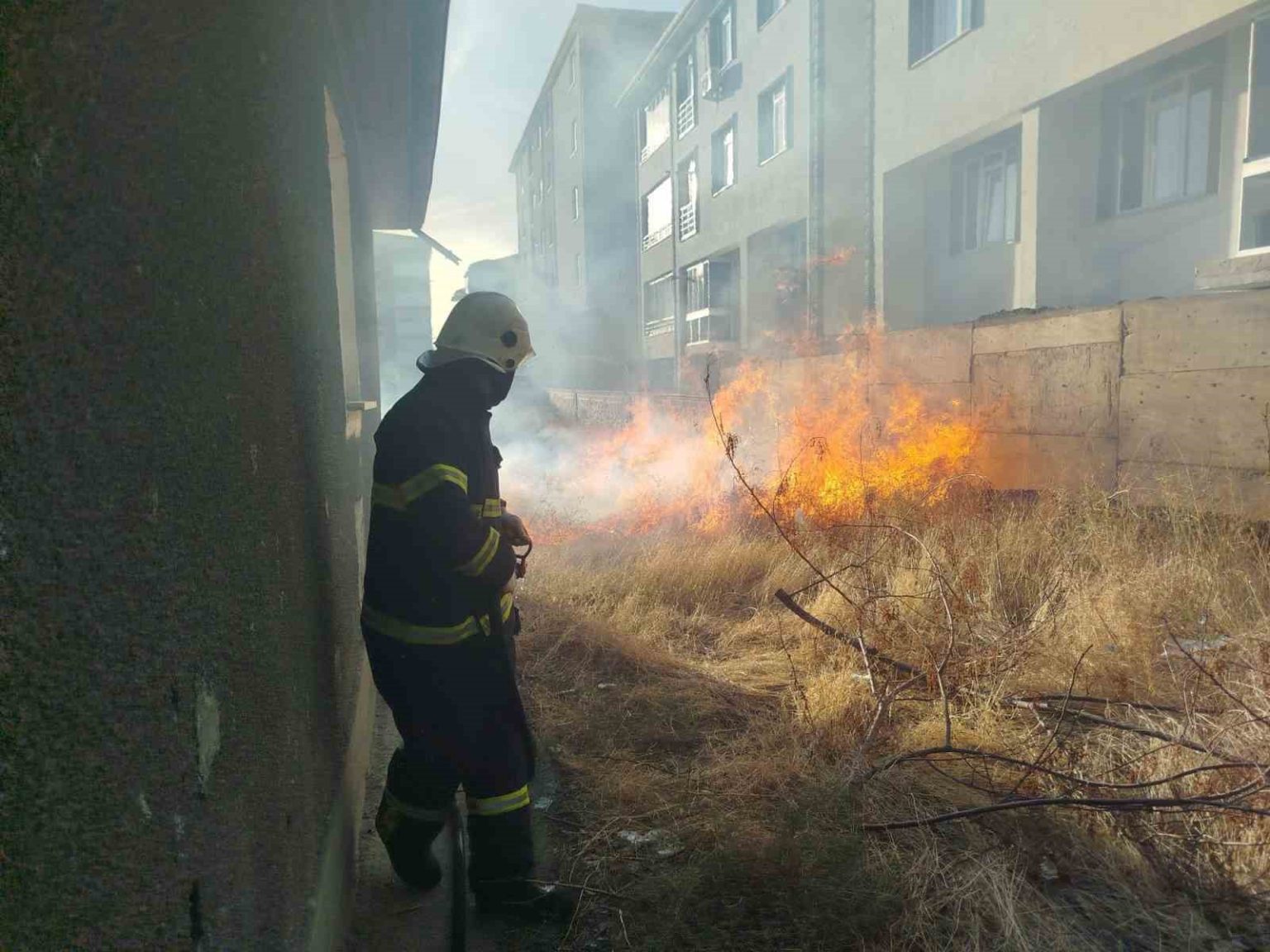 bahcede-cikan-ortu-yangini-itfaiye-ekiplerince-sonduruldu