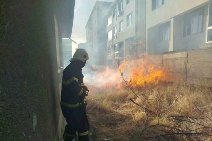 bahcede-cikan-ortu-yangini-itfaiye-ekiplerince-sonduruldu