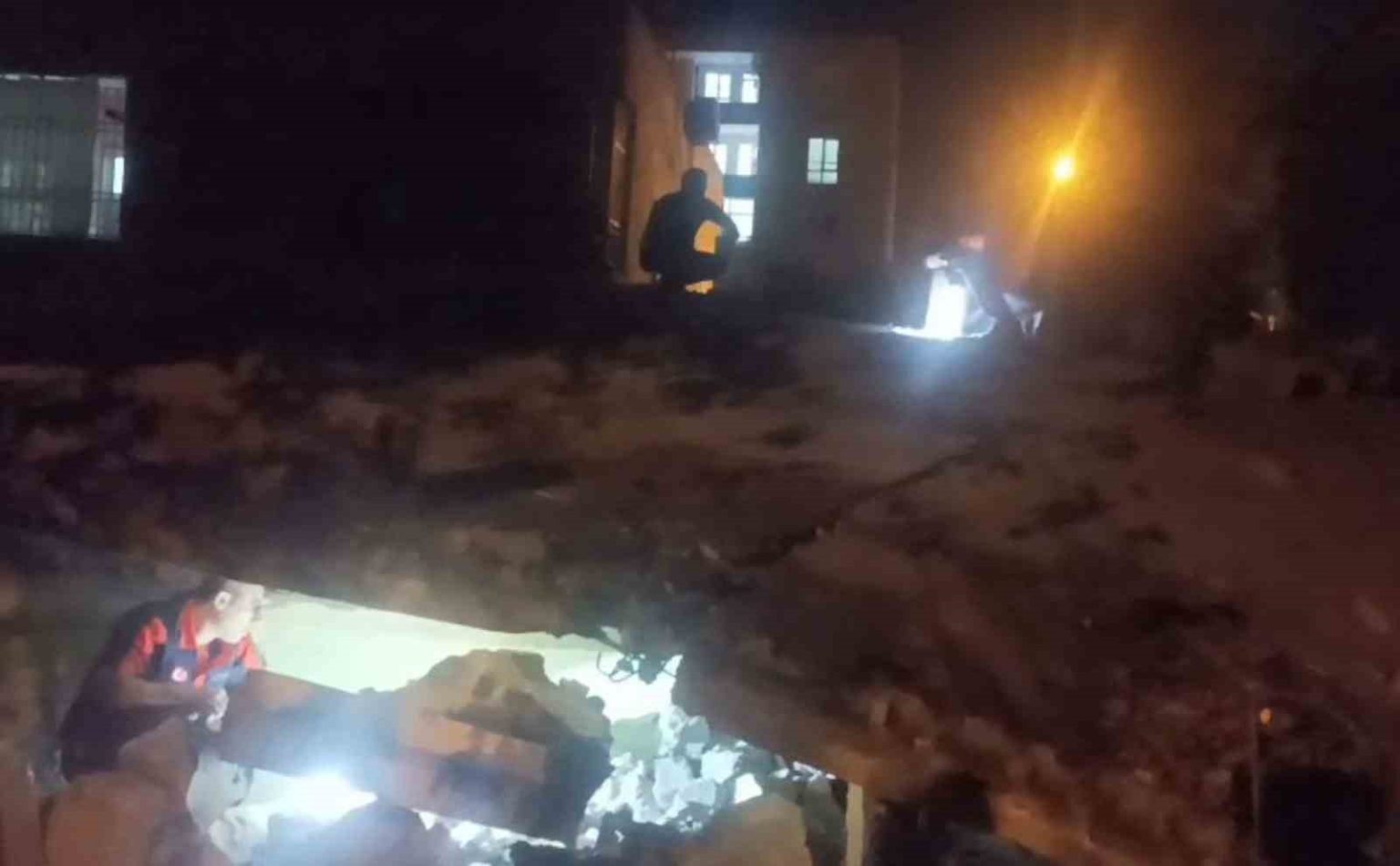 batmanda-2-katli-bina-coktu