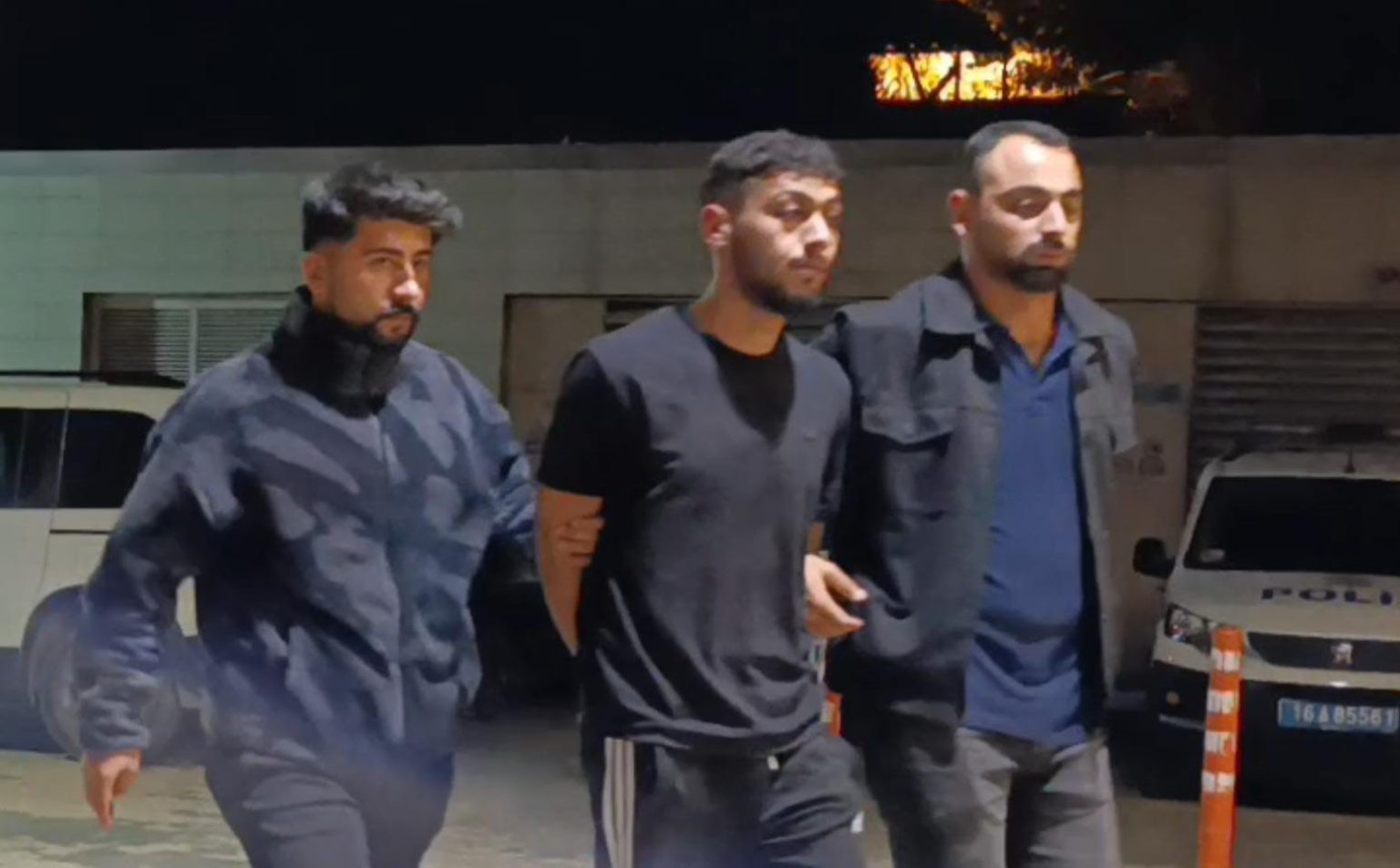 bursada-bir-genci-bicakla-yaralayan-supheli-saklandigi-evinde-yakalandi