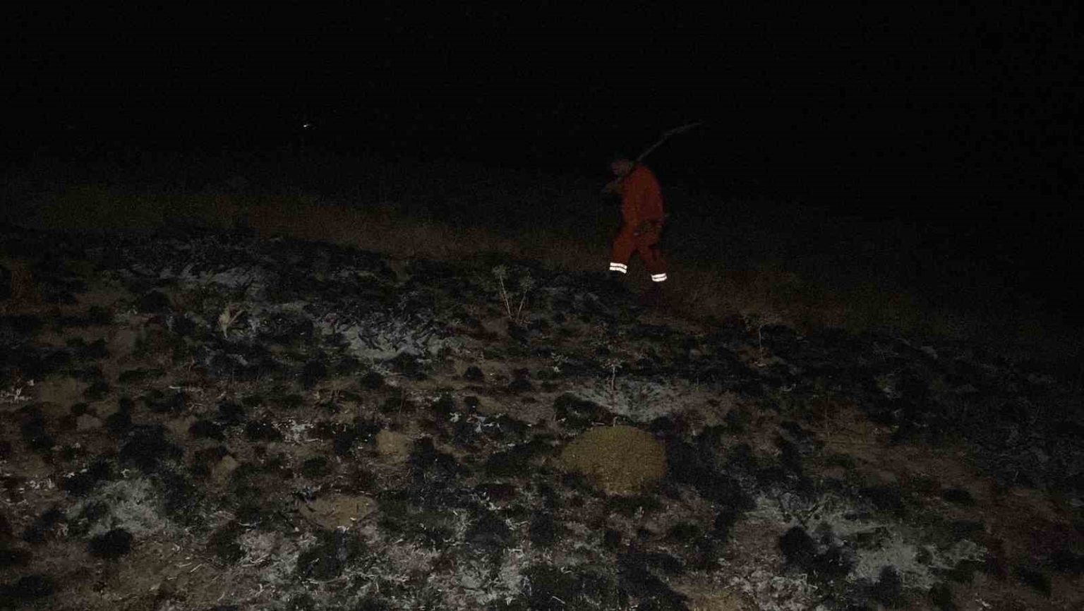 corumda-arazi-yanginin-ormana-sicramasini-ekipler-onledi