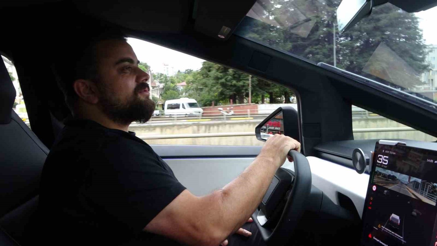 cybertruck-ile-cay-tasidi-karadenizde-dag-tepe-demeden-gezdi