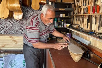 depremde-atolyesi-yikilan-saz-ustasina-yer-tahsis-edildi