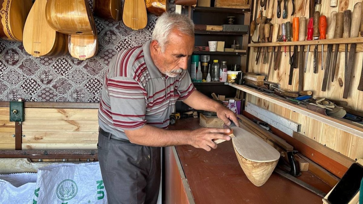 depremde-atolyesi-yikilan-saz-ustasina-yer-tahsis-edildi